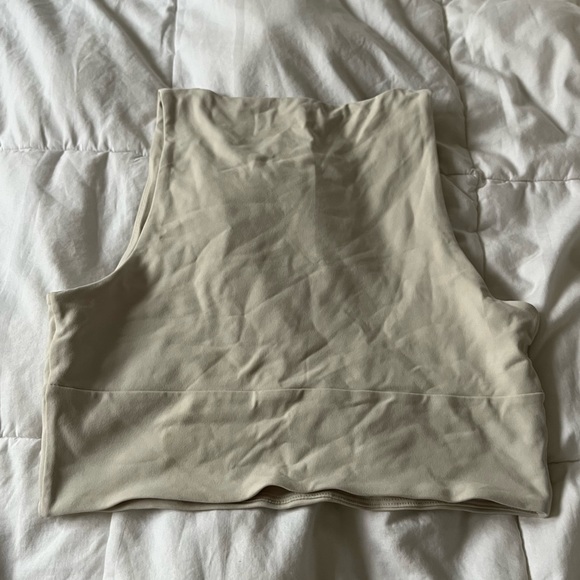 Contour v neck tank - Picture 3 of 3